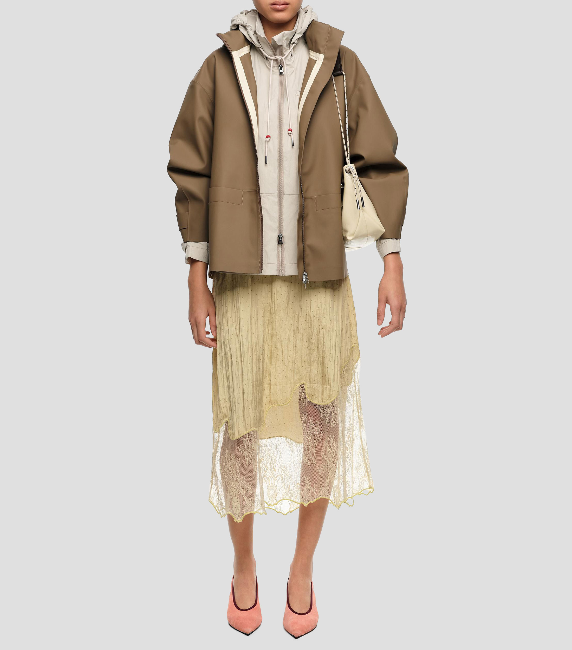 Gabardina línea A corta engomada camel oscuro Mujer